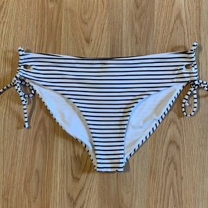 Roxy bottom, white with black stripes